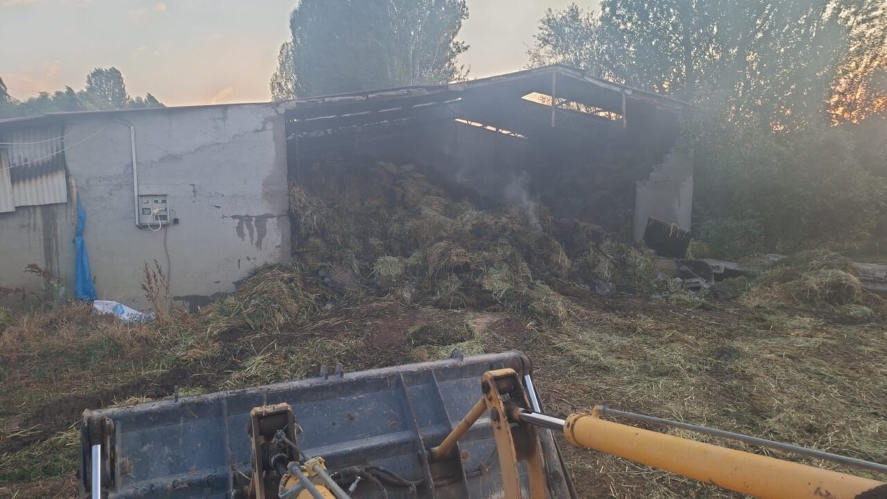 Afyonkarahisar’da çıkan yangında yaklaşık 3 kamyon saman yanarak zarar gördü.