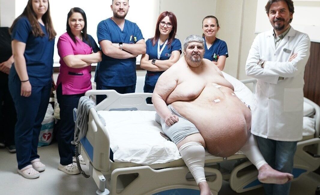 Yatağa bağımlı yaşam süren 310 kiloluk hasta, ağır bedenine karşı