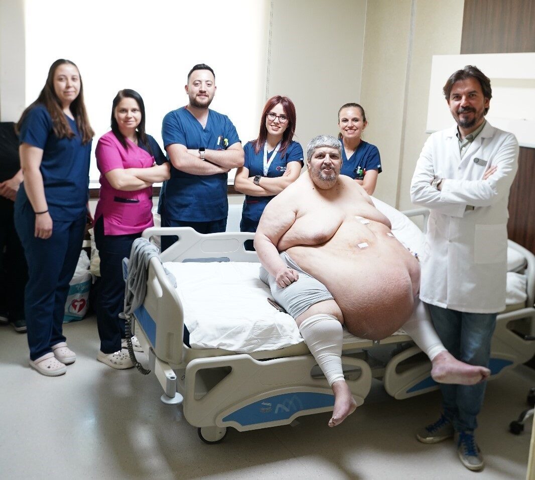 Yatağa bağımlı yaşam süren 310 kiloluk hasta, ağır bedenine karşı