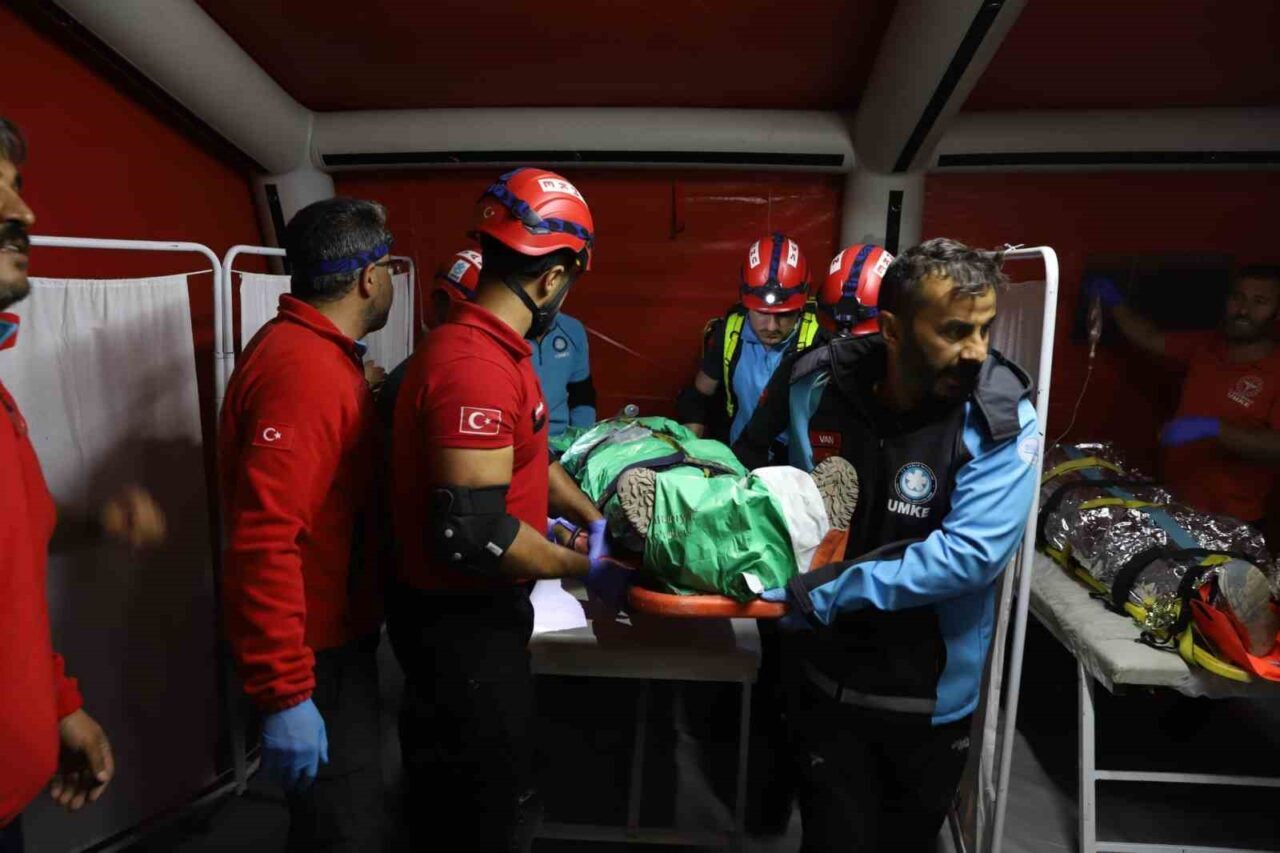 Van’ın Muradiye ilçesinde, Ulusal Medikal Kurtarma Ekibi (UMKE) koordinasyonunda 4