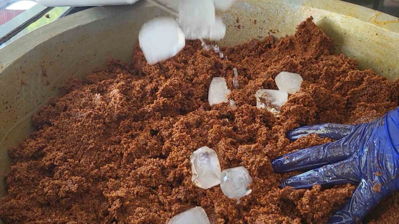 Adıyaman’ın meşhur tatlarından çiğköfte, hava sıcaklığının 45 derece olması nedeniyle