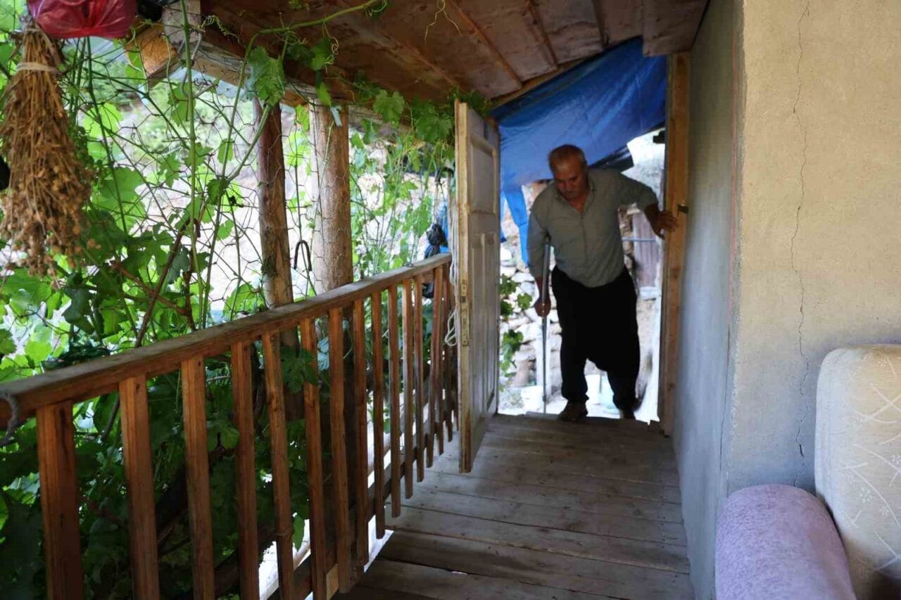 Adana’da 63 yaşındaki Salih Yaşar Aybar’ın genç yaşta kaybettiği bacağının