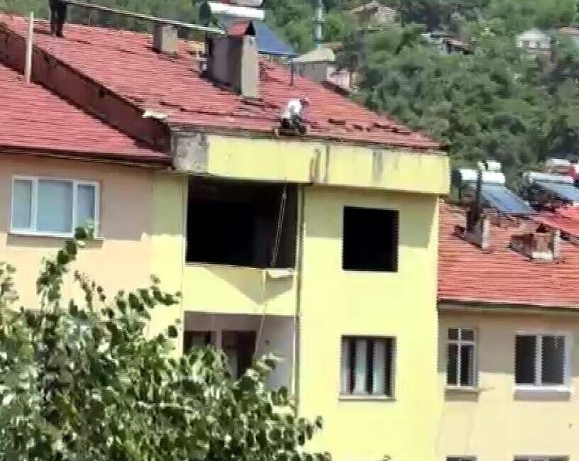 Karabük’ün Yenice ilçesinde 5 katlı bir binanın çatısında güvenlik önlemi