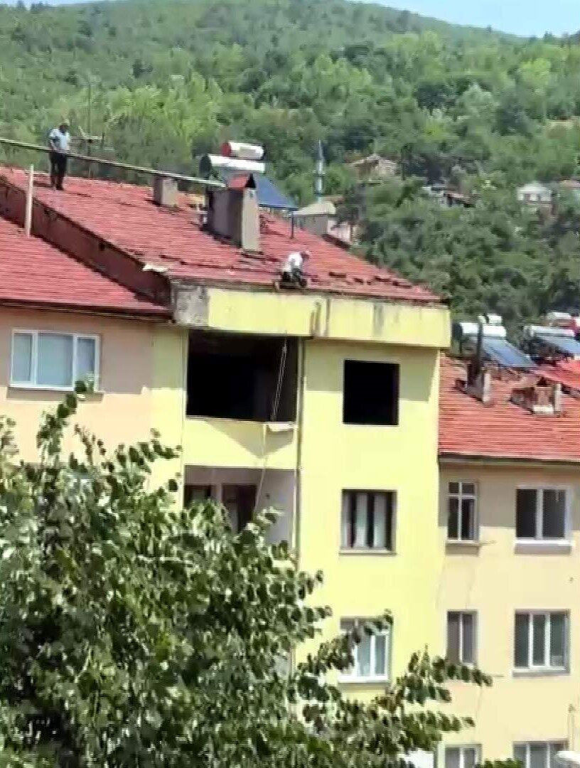 Karabük’ün Yenice ilçesinde 5 katlı bir binanın çatısında güvenlik önlemi