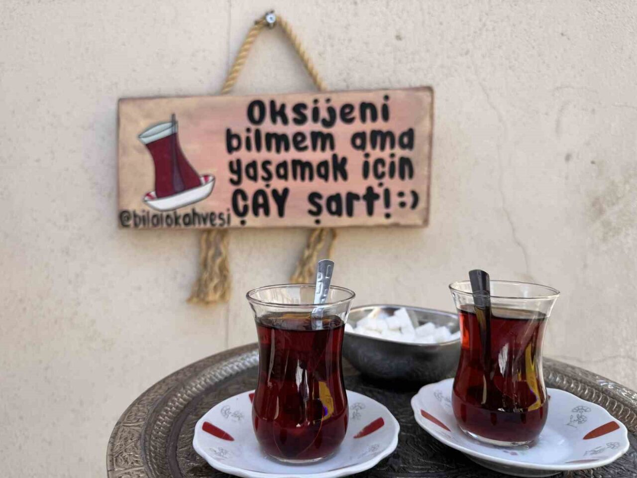 Mardin’in Artuklu ilçesinde 50 yıldır çaycılık yapan esnaf, bunaltıcı sıcaklarda