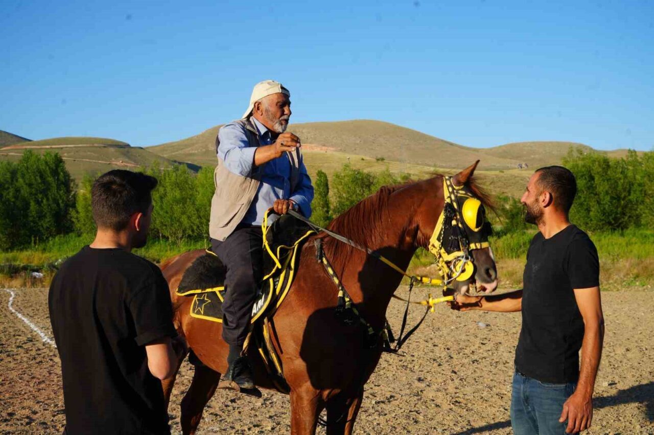 Bayburt’ta üç kuşaktır devam eden cirit geleneğinin temsilcisi 71 yaşındaki