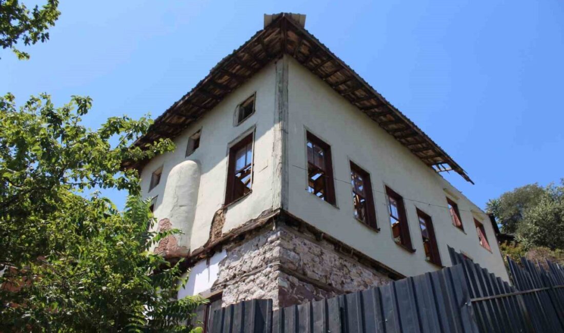 Kocaeli’nin İzmit ilçesindeki tarihi Hacı Ayvaz Camisi’nde, ağır hasarlı olduğu