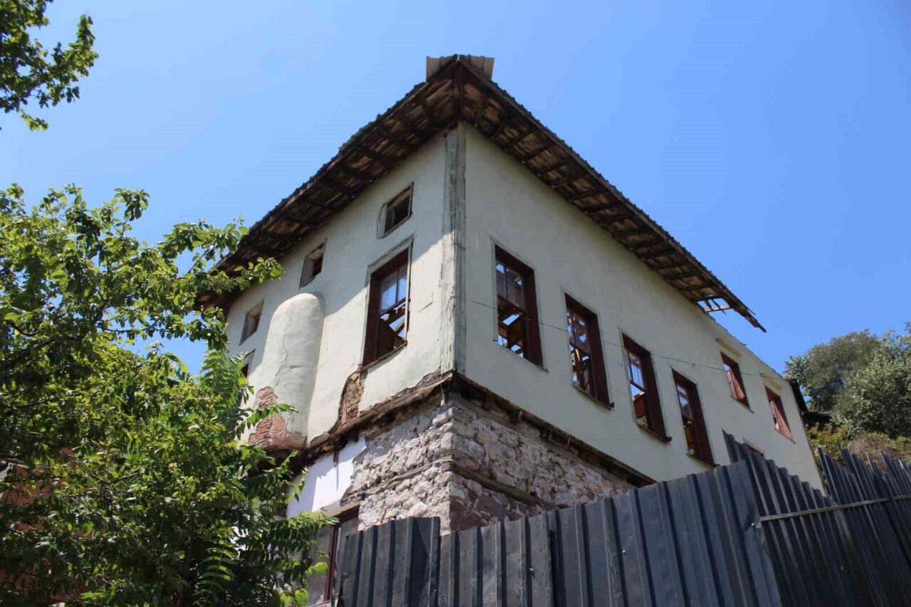 Kocaeli’nin İzmit ilçesindeki tarihi Hacı Ayvaz Camisi’nde, ağır hasarlı olduğu