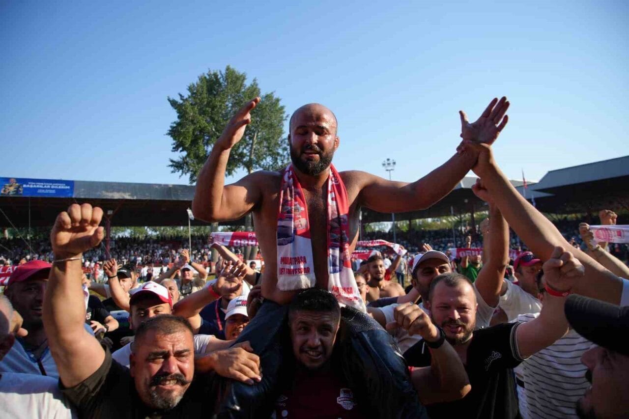 664. Tarihi Kırkpınar Yağlı Güreşleri’nde başpehlivanlık unvanı için mindere çıkan