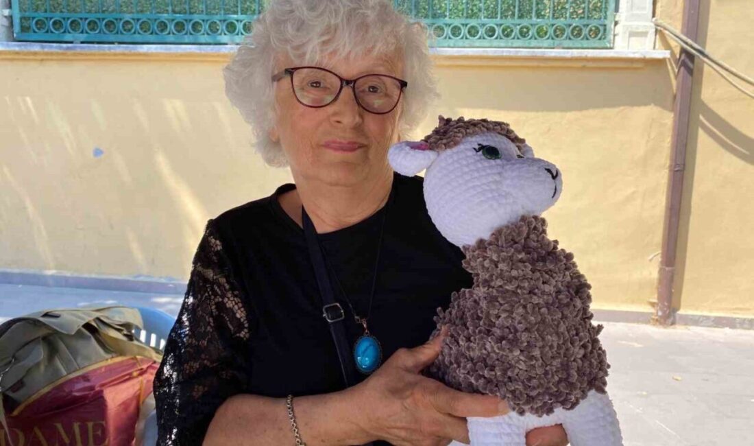 Eskişehir’de örgü oyuncak satışı yaparak el emeğini kazanca dönüştüren 73