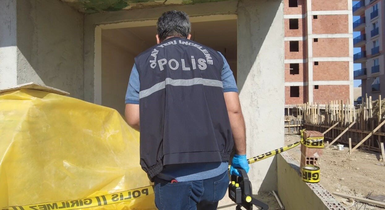 Edirne’de binanın 7’nci katından asansör boşluğuna düşen işçi hayatını kaybetti.