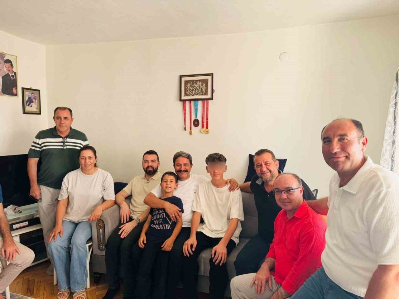 Eskişehir Gençlik ve Spor İl Müdürü Hasan kalın, 8 çocuk
