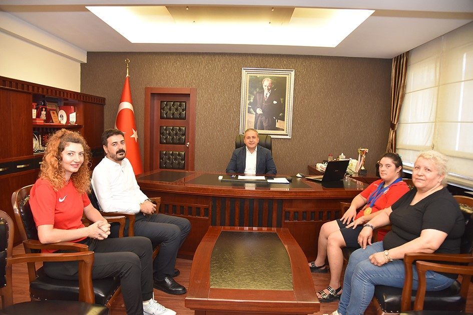 Karşıyaka Kaymakamı Özkan Demir, Down Sendromlular Avrupa Şampiyonası’nda şampiyon olan