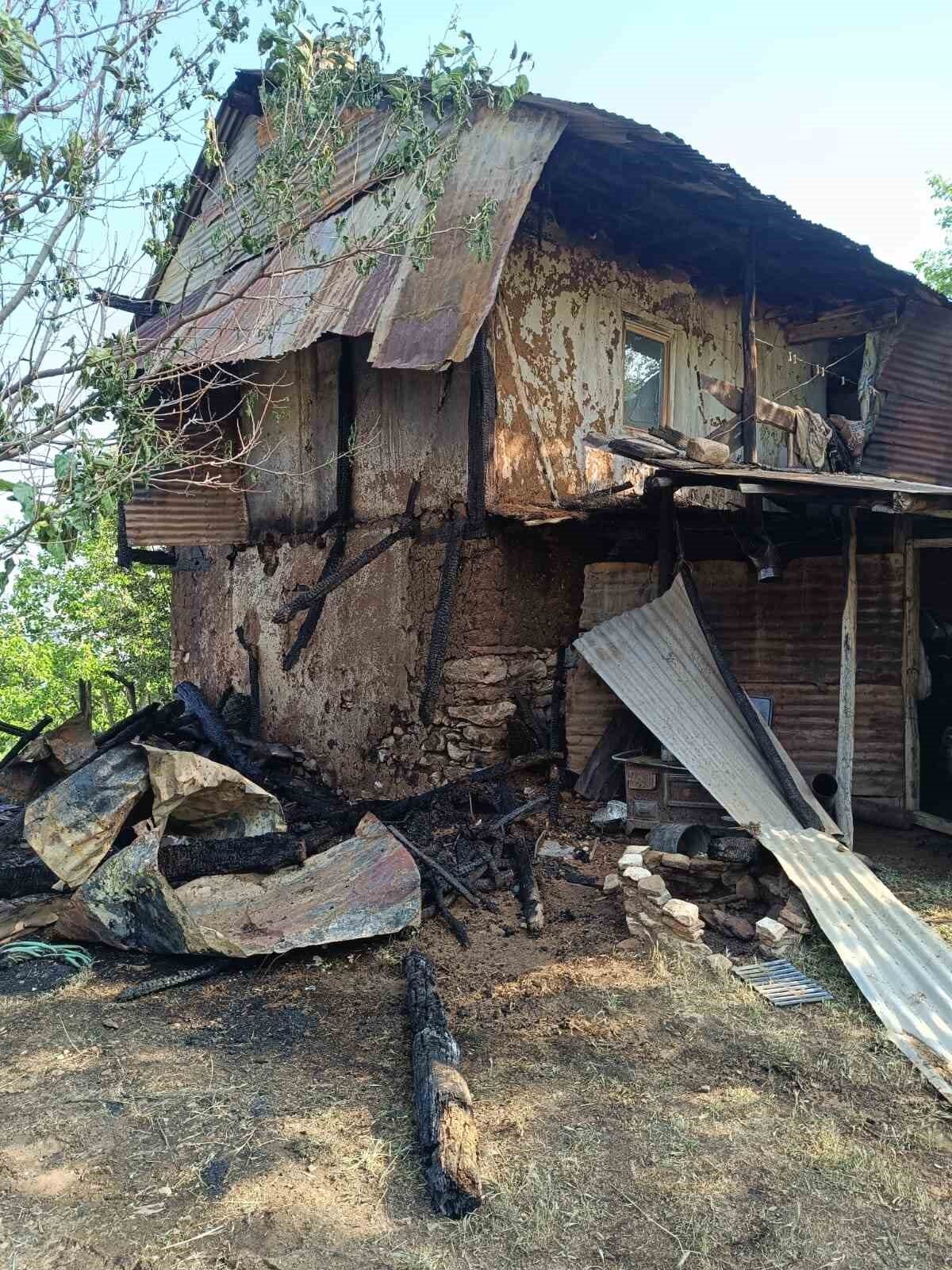 Eskişehir’in Mihalıççık ilçesinde çıkan yangında ahşap evinde maddi hasar meydana