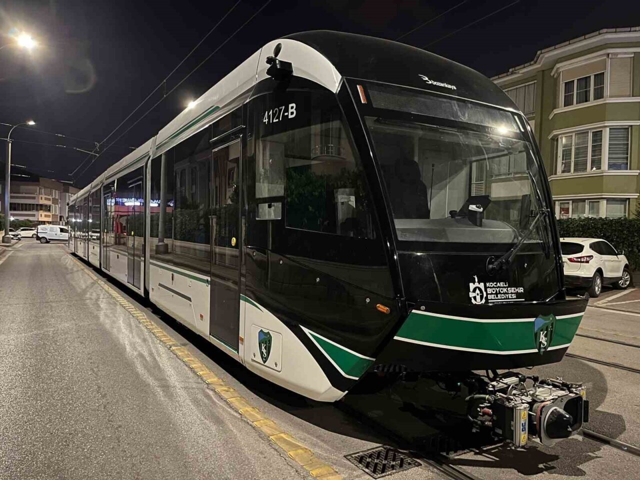 Kocaeli için özel tasarlanan tramvayların 9’uncusu raylara indirildi. 10 araçlık