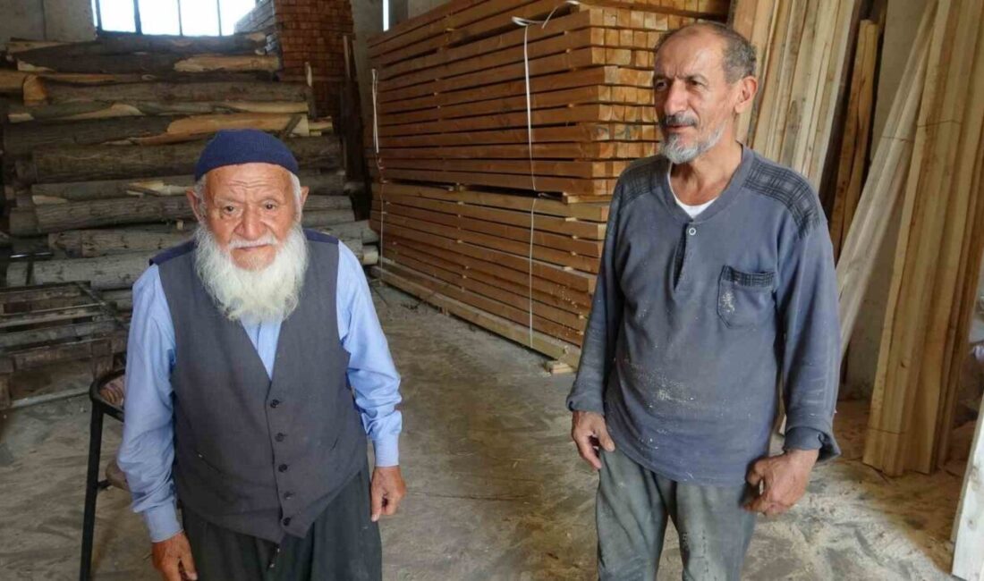 Malatya’nın Yeşilyurt ilçesinde yaşayan 93 yaşındaki marangoz ustası Fahri Ucuz,