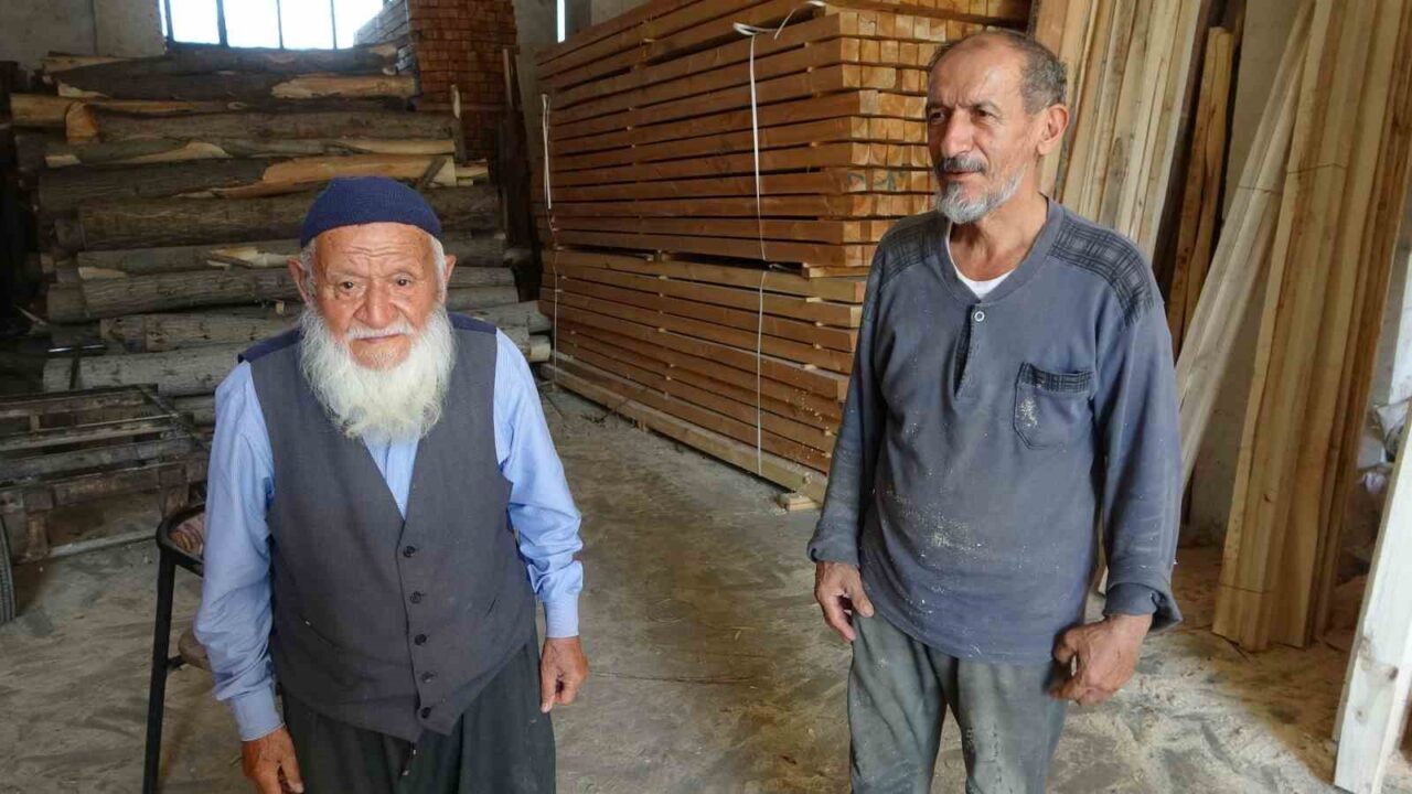 Malatya’nın Yeşilyurt ilçesinde yaşayan 93 yaşındaki marangoz ustası Fahri Ucuz,