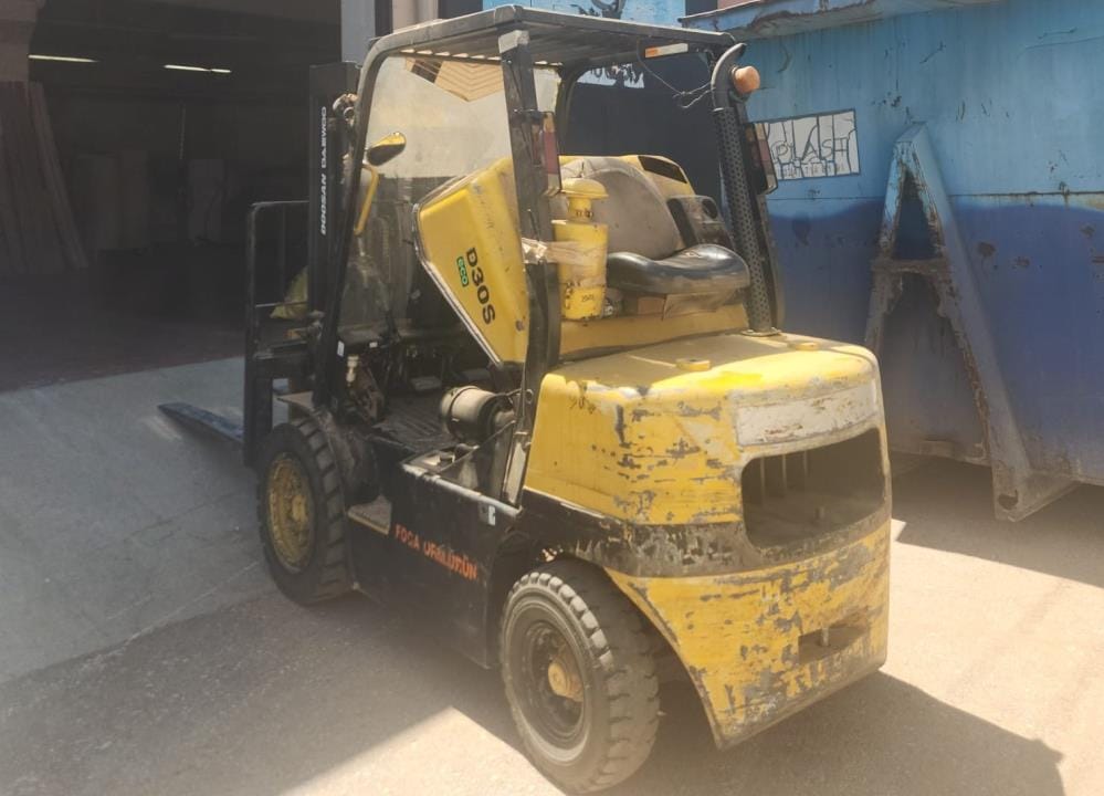 İnegöl ilçesinde forklift ile çarpışan motosikletin sürücüsü ağır yaralandı. Kaza,
