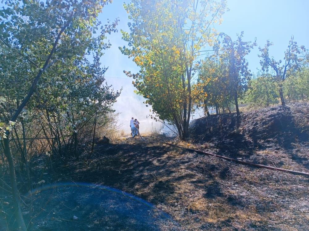 Bursa’nın İnegöl ilçesinde çıkan orman yangını, ekiplerin ve vatandaşların müdahalesiyle