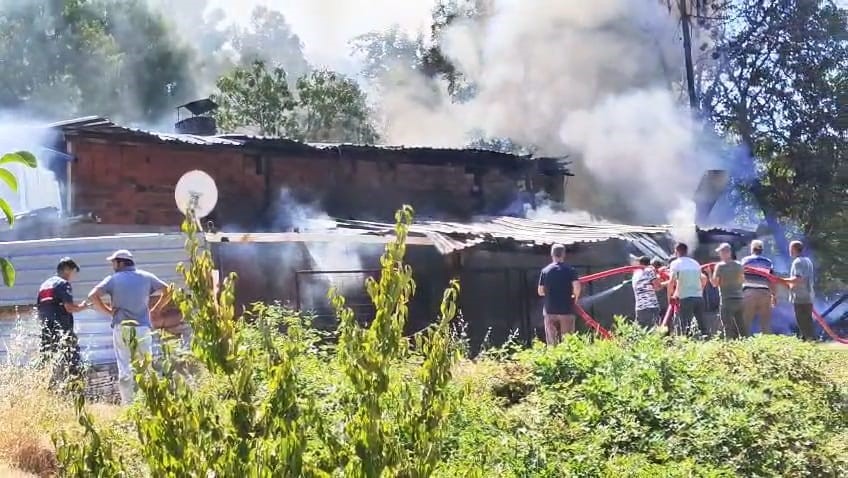 Bursa’nın İnegöl ilçesinde bir evde meydana gelen yangın korku dolu