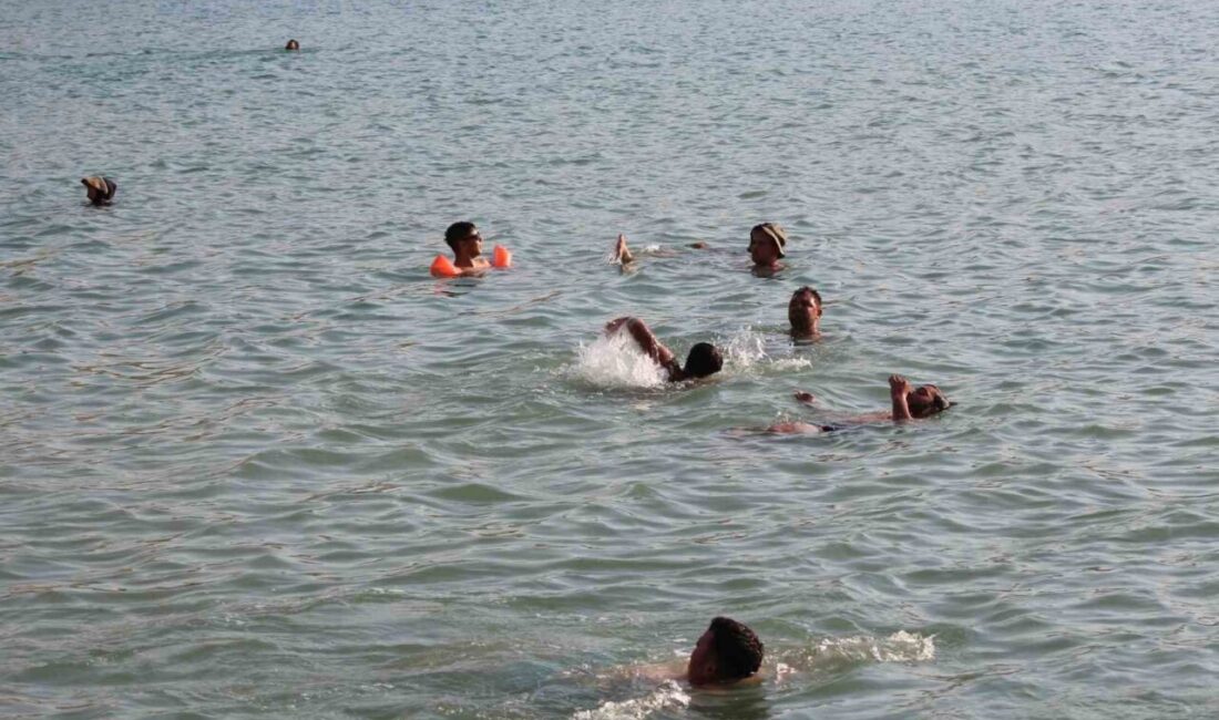Konya’nın Karapınar ilçesinde bulunan krater gölü Acıgöl, tatil sezonunda ziyaretçi