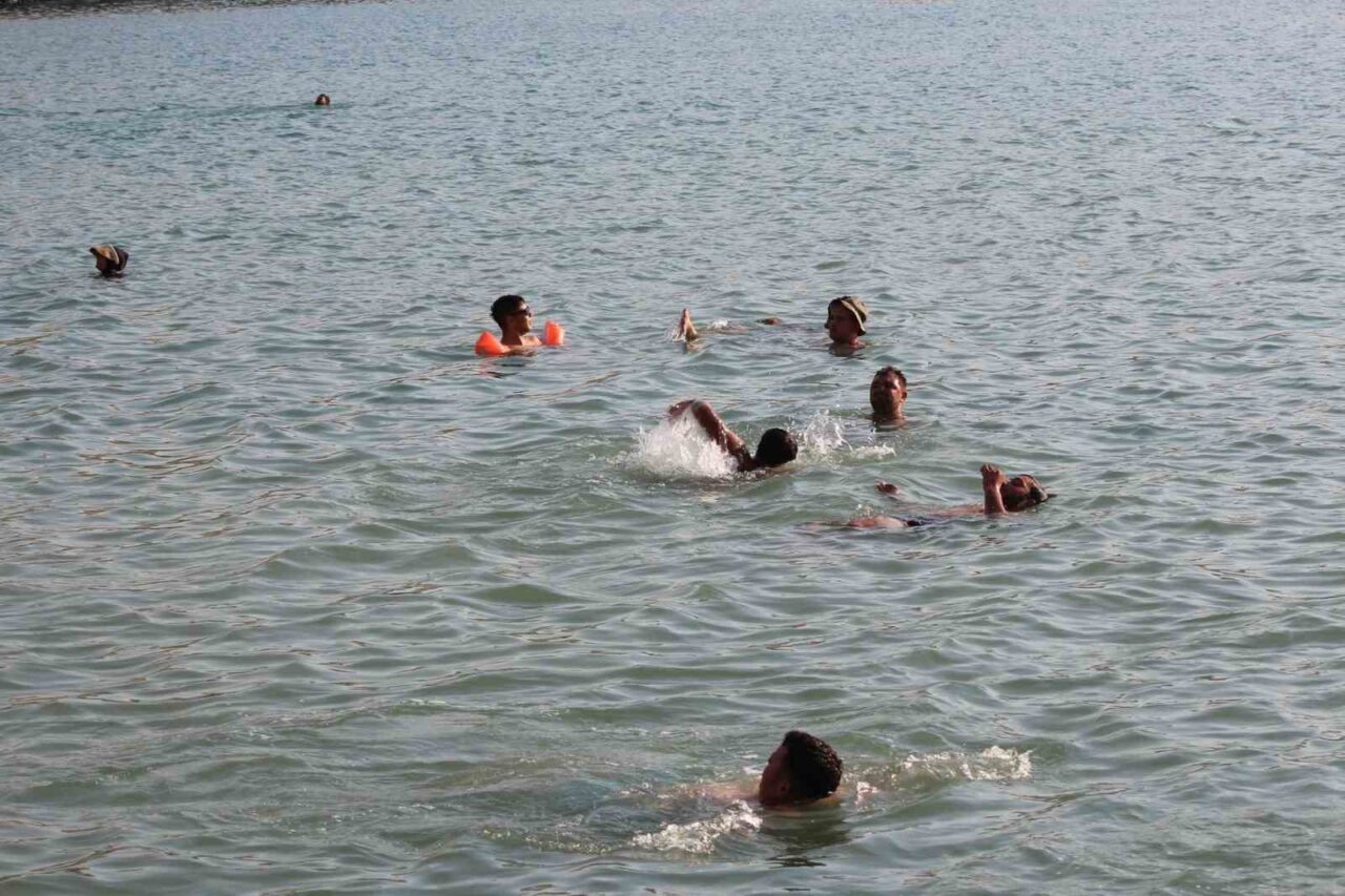 Konya’nın Karapınar ilçesinde bulunan krater gölü Acıgöl, tatil sezonunda ziyaretçi