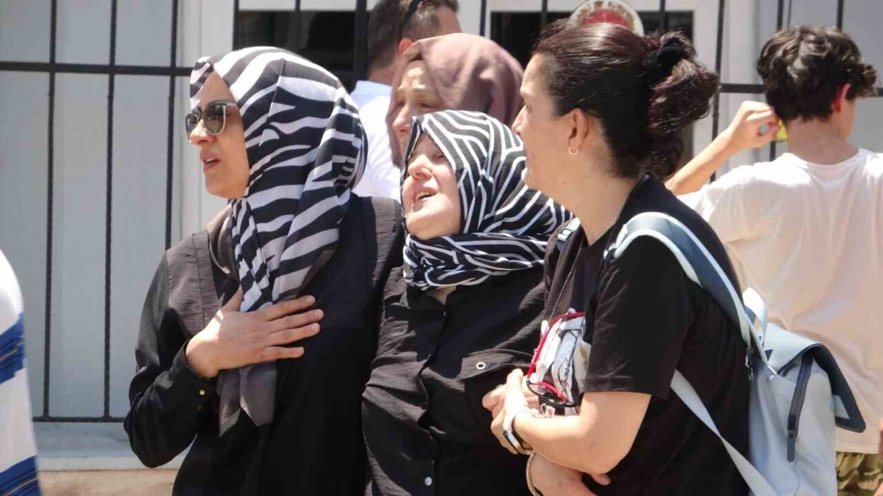 Antalya’da işten çıkan ve kendisini bekleyen üvey babasının aracına doğru