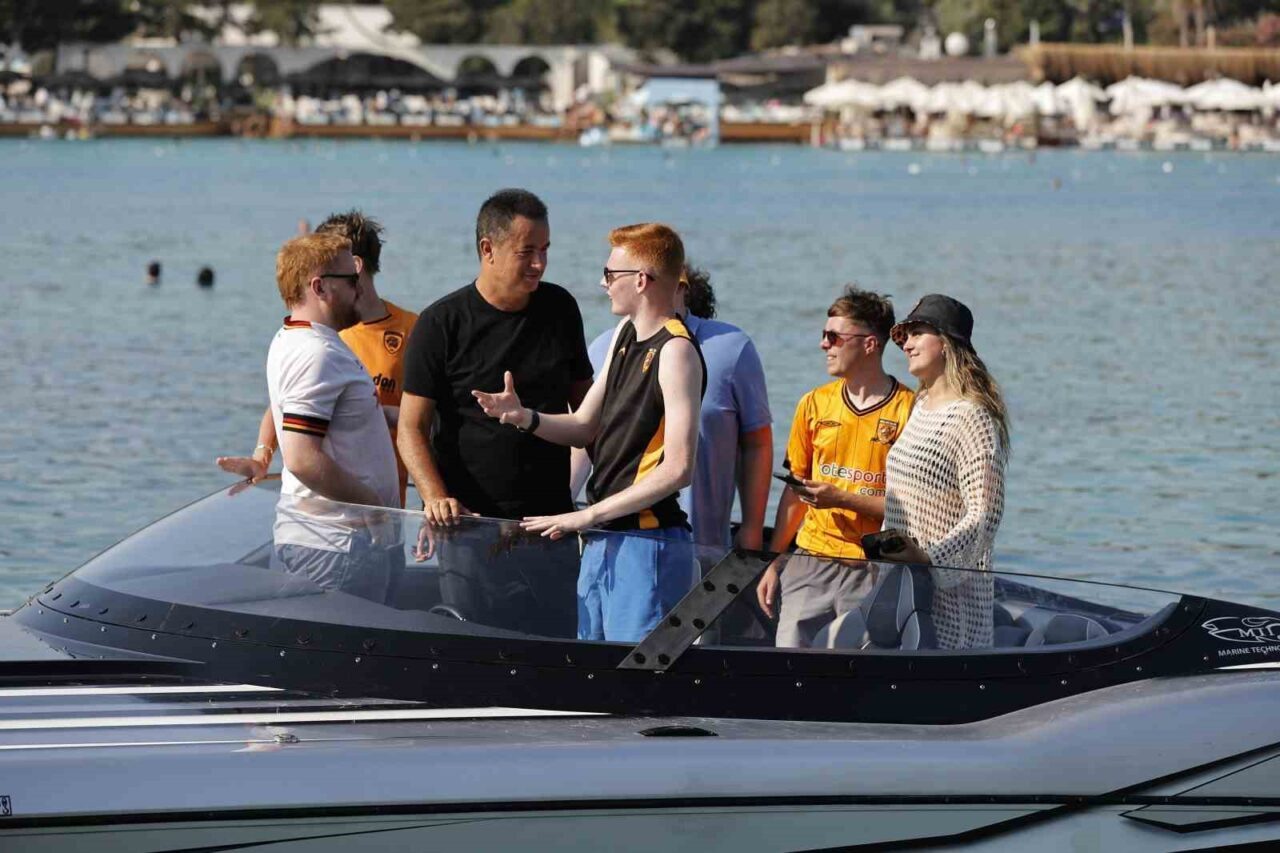 Hull City’nin sahibi Acun Ilıcalı, İngiliz taraftarlarını Türkiye’de ağırlamaya devam