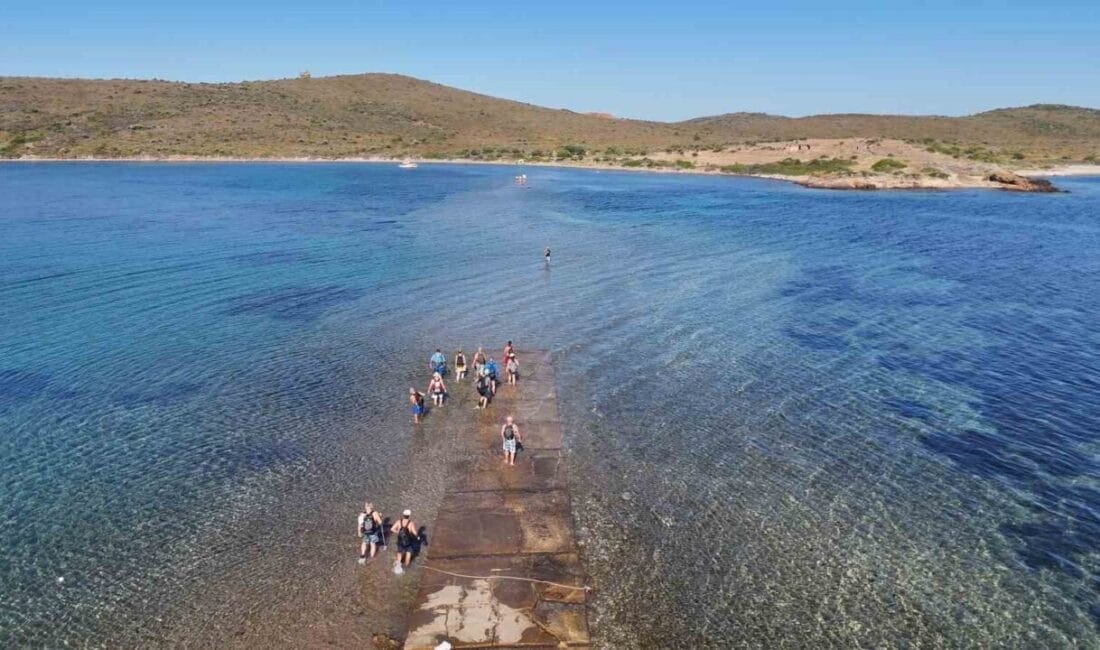 Balıkesir’in Ayvalık ilçesinde, Cunda Adası’ndan Maden Adası’na deniz içinden yürüyerek