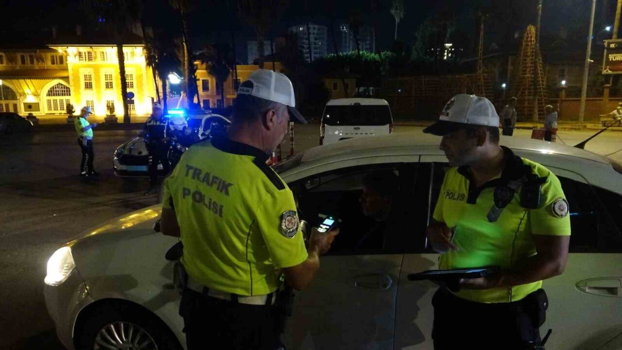 Adana’da trafik polisleri, düzenledikleri alkol ve ışık donanımı uygulamasında 98