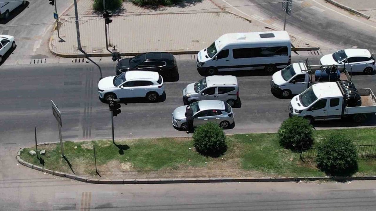 Adana’nın kırmızı ışıkta duran araçların camına aniden dayatılan bezler, ardından