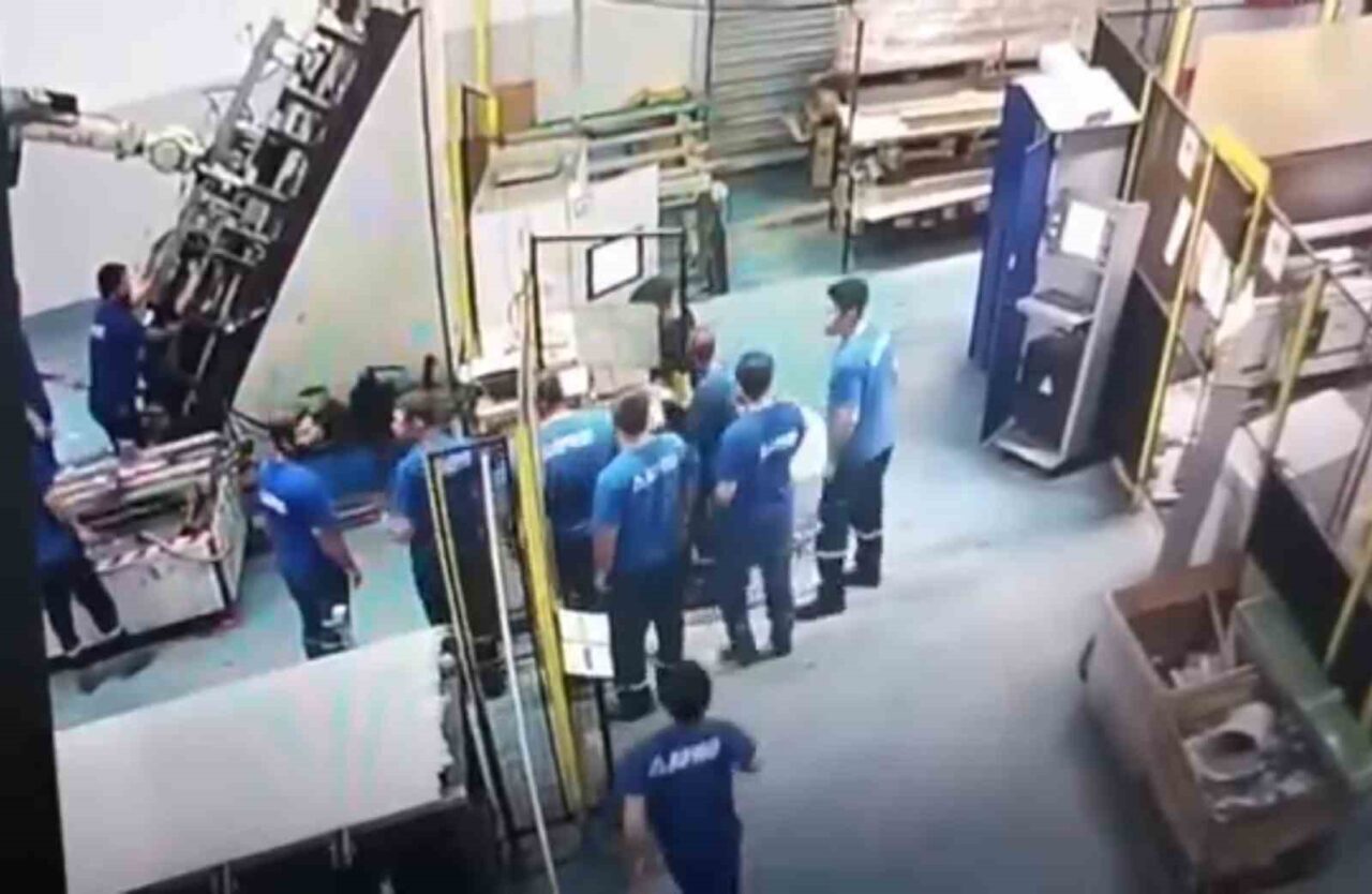 Adana’nın Sarıçam ilçesinde, organize saniyede çalışan bir işçinin sırtına makine