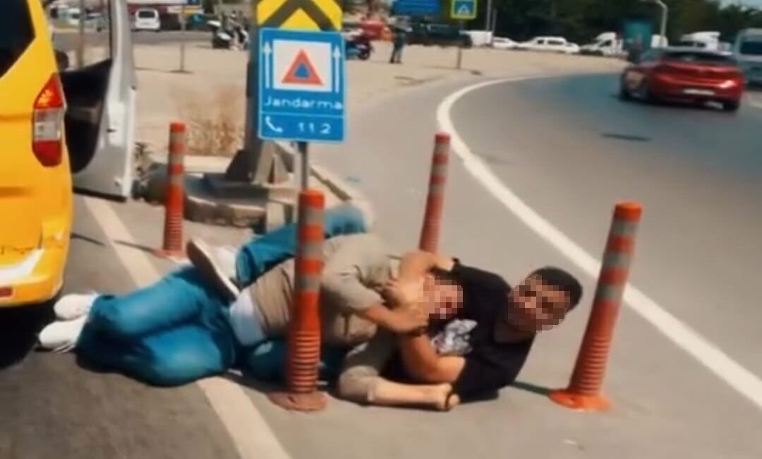 Adana’da, bir kişinin arkadaşının boğazını sıkarak “telefonu vereceksin” diye bağırması