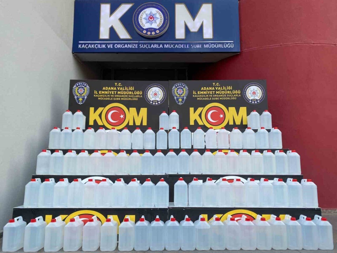 Adana’da polisin iki adrese düzenlediği operasyonda 800 litre kaçak etil