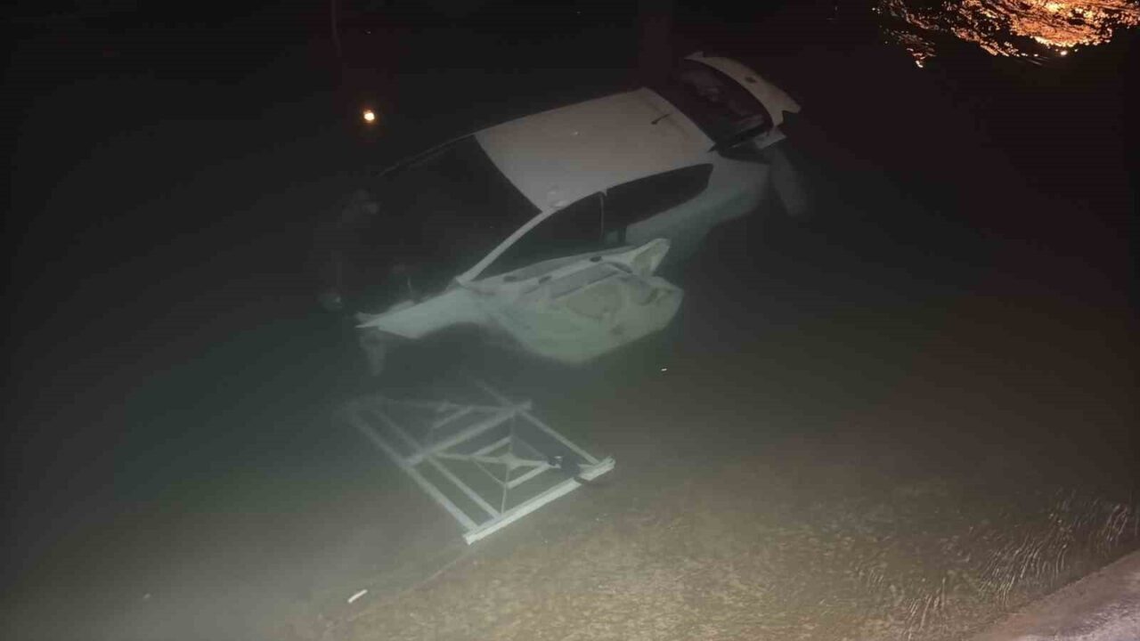 Adana’da kontrolden çıkarak sulama kanalına düşen otomobildeki 3 kişi yaralandı.