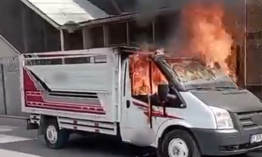 Adana’da park halindeki iki araç yandı. Araçlardan biri bomba gibi