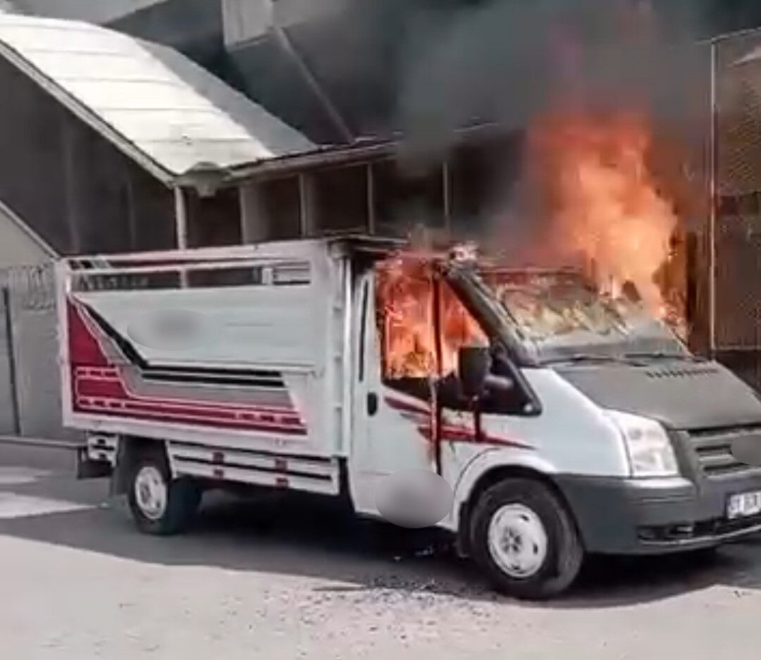 Adana’da park halindeki iki araç yandı. Araçlardan biri bomba gibi