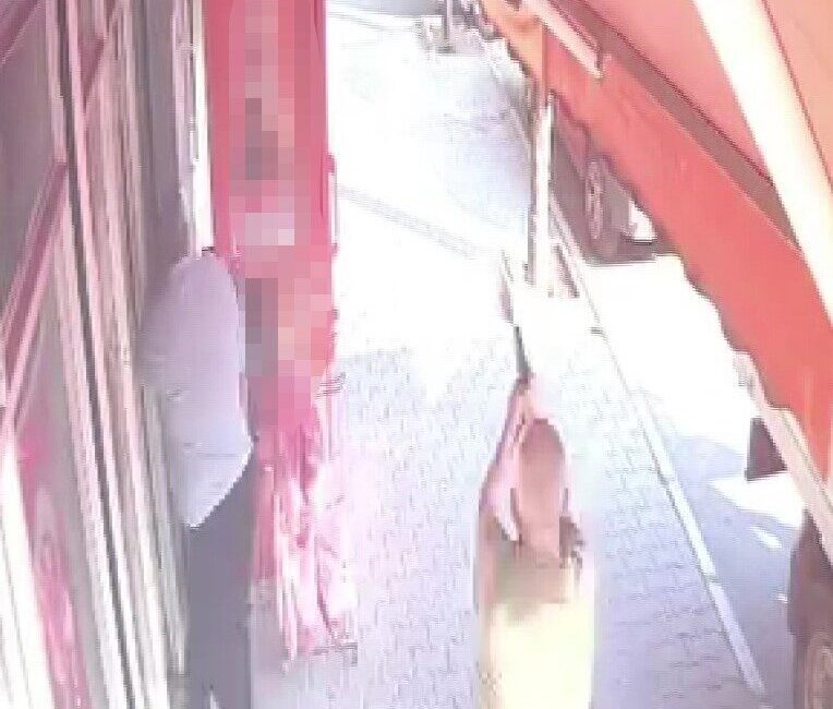 Adana’da bir kişinin silahla ateş ederek iki kişiyi kovalaması anbean