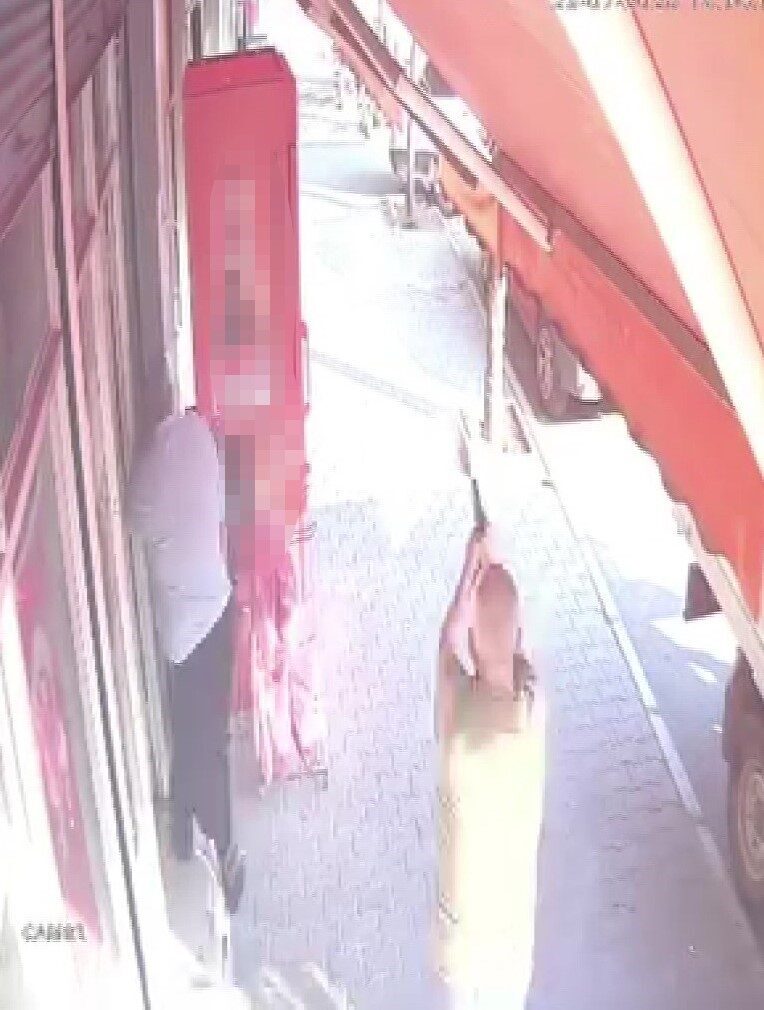 Adana’da bir kişinin silahla ateş ederek iki kişiyi kovalaması anbean