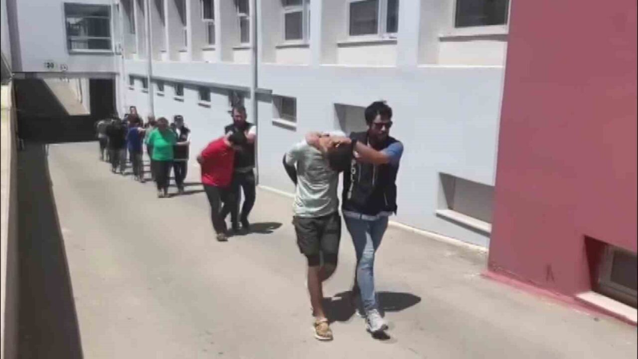 Adana’da torbacı diye tabir edilen uyuşturucu satıcılarına yönelik yapılan operasyonda