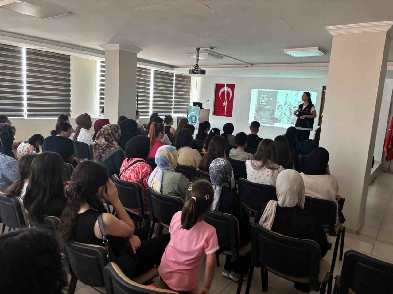 Adana’da polis ekipleri ’En İyi Narkotik Polisi Anne, Narko Gençlik,