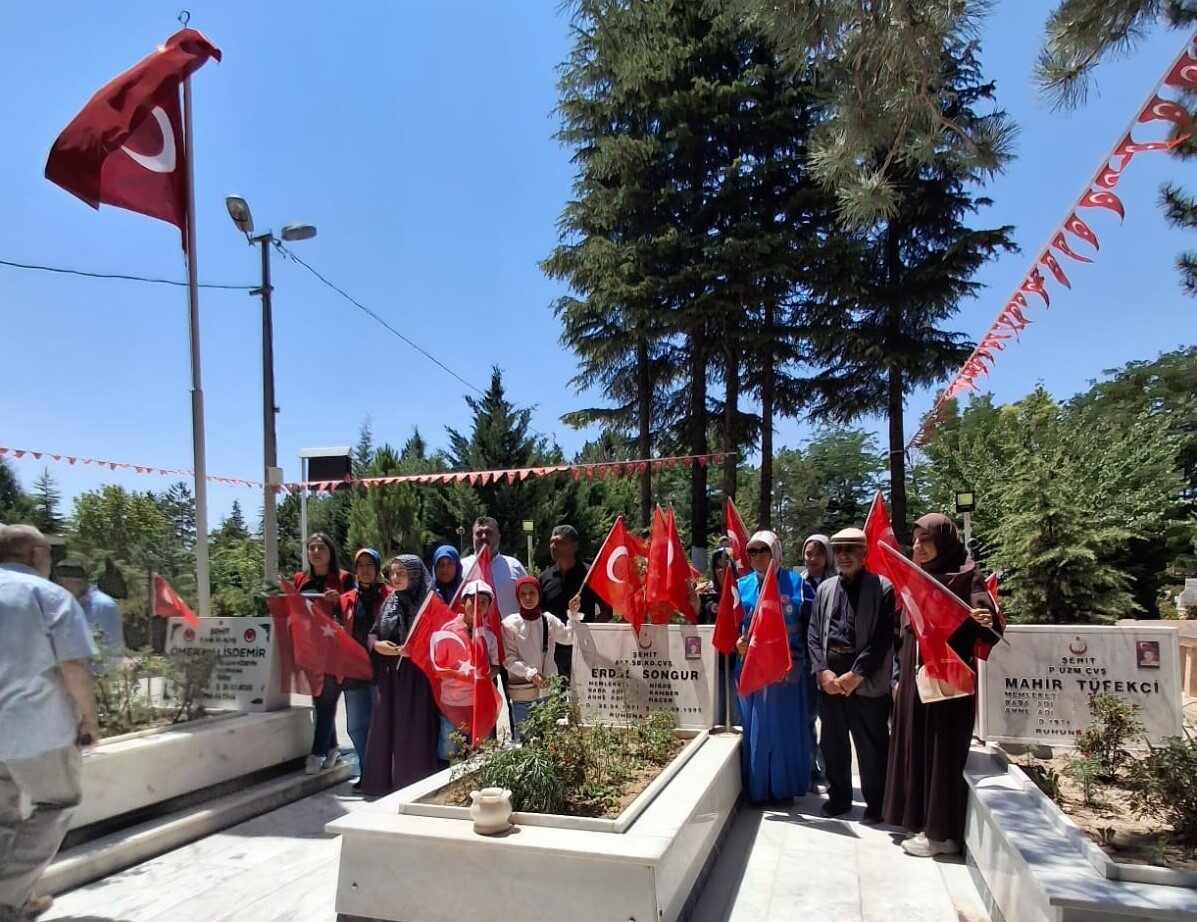 Adanalı üniversite ve yaz Kur’an kursu öğrencileri, Şehit Ömer Halisdemir’in
