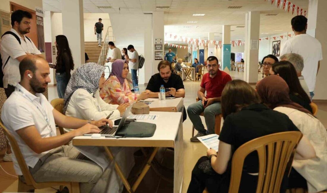 Düzce Üniversitesi (DÜ) tarafından düzenlenen, tanıtım günlerinde aday öğrencilere fakülteler,