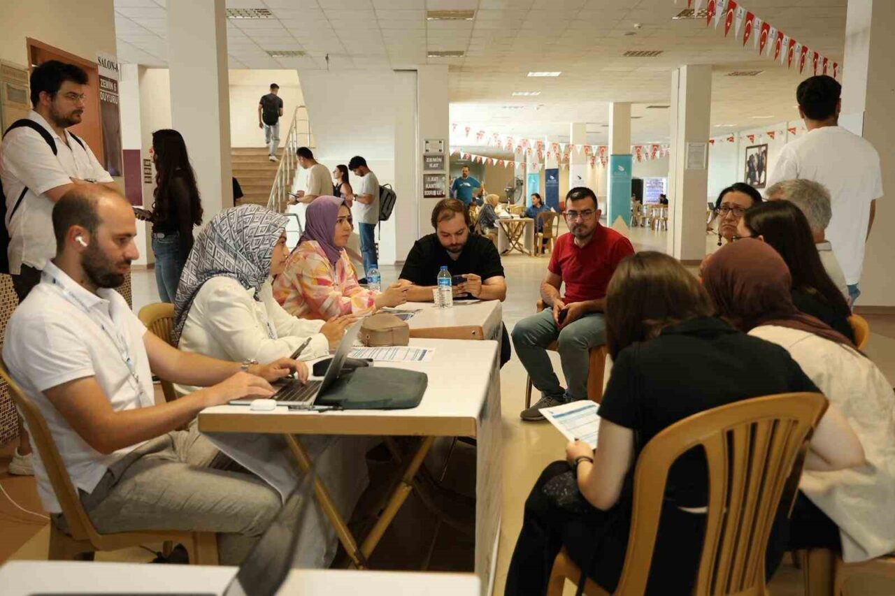 Düzce Üniversitesi (DÜ) tarafından düzenlenen, tanıtım günlerinde aday öğrencilere fakülteler,