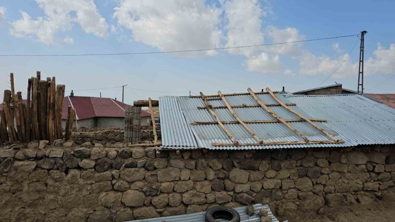 Bitlis’in Adilcevaz ilçesinde etkili olan rüzgar, ahır ve eklentilerinin çatılarının