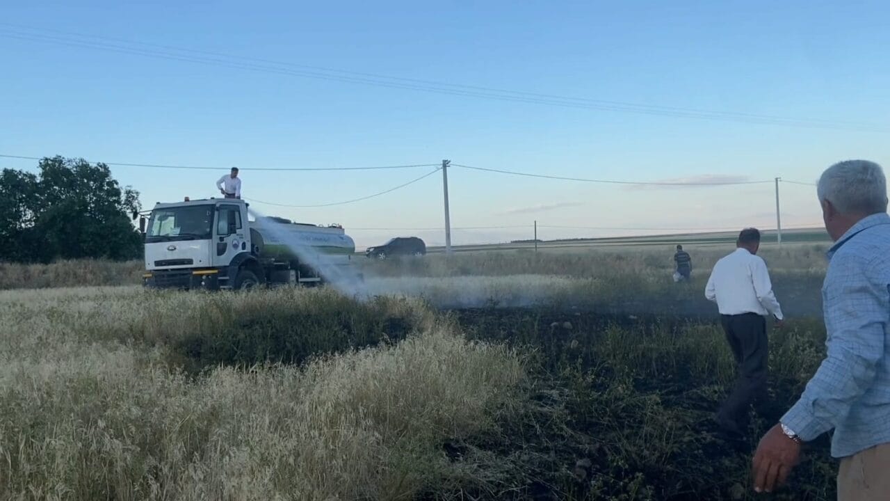 Bitlis’in Adilcevaz ilçesine bağlı Aydınlar beldesinde çıkan tarla yangını paniğe