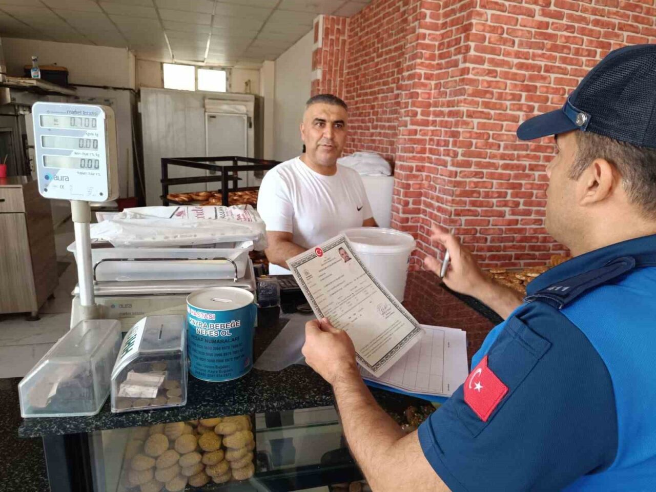 Adıyaman Belediyesi Zabıta Müdürlüğü ekipleri, kent genelindeki market, fırın ve
