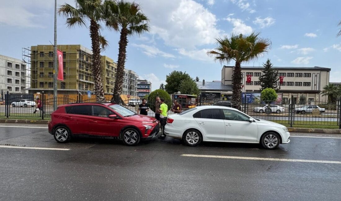 Adıyaman’da iki otomobilin çarpışması sonucu meydana gelen trafik kazasında 2