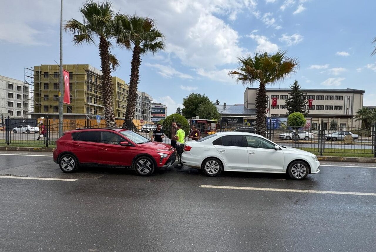 Adıyaman’da iki otomobilin çarpışması sonucu meydana gelen trafik kazasında 2