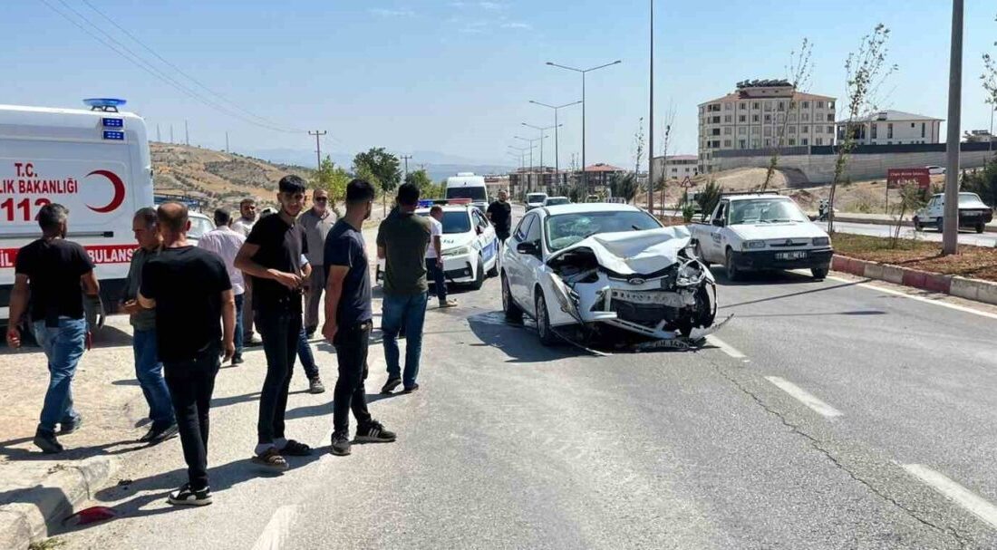 Adıyaman’ın Besni ilçesinde iki otomobilin çarpışması sonucu 2 kişi yaralandı.